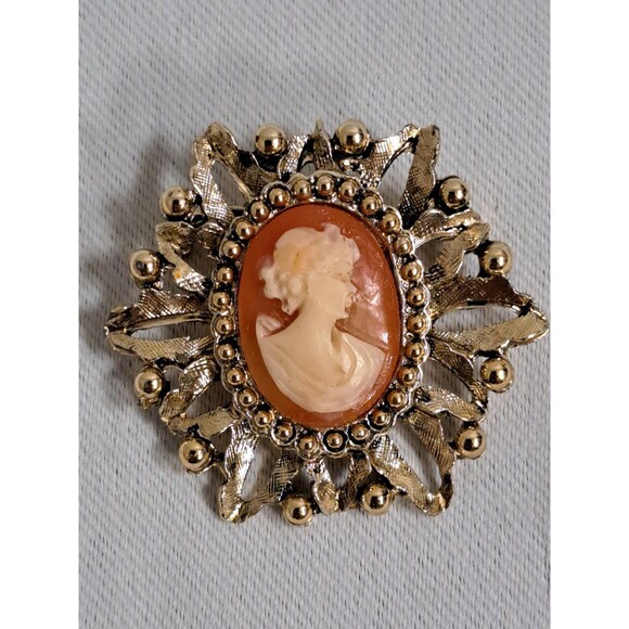 VTG Shell Cameo Brooch w/ Coral Color Background in Ornate Gold Tone Setting - Picture 1 of 5